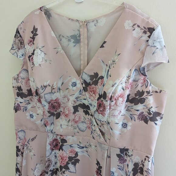 Chic Floral Midi Dress in Pink - Picture 3 of 12